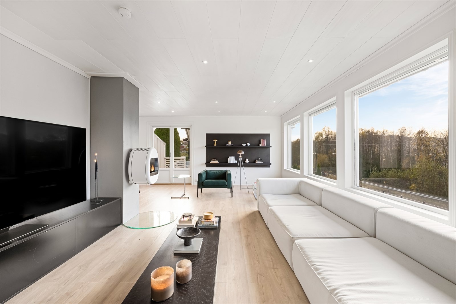 Det er godt med downlights i taket, noe som gir en god lyssetting. Galleribilde