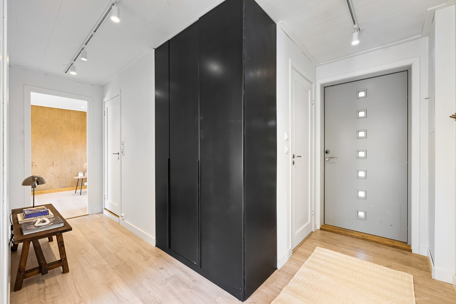 Velkommen inn! En lys og fin gang, med garderobe for oppbevaring av yttertøy. Galleribilde