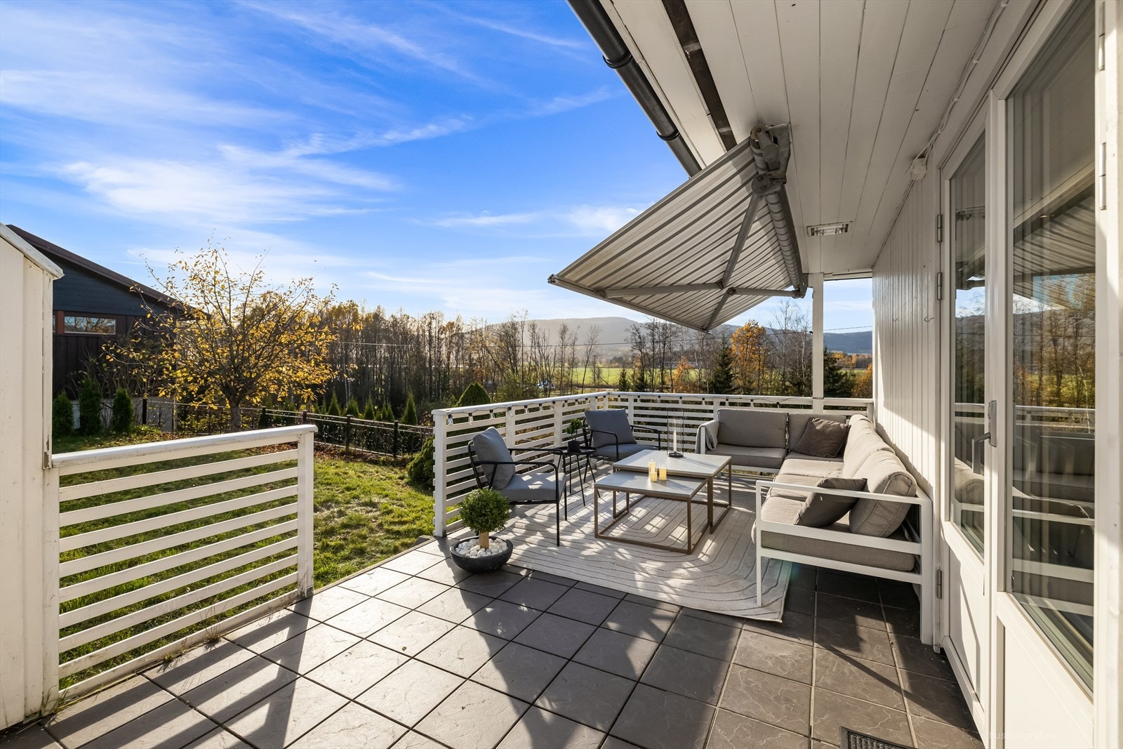 Fra stue er det utgang til terrasse med meget gode solforhold og fin utsikt. Galleribilde