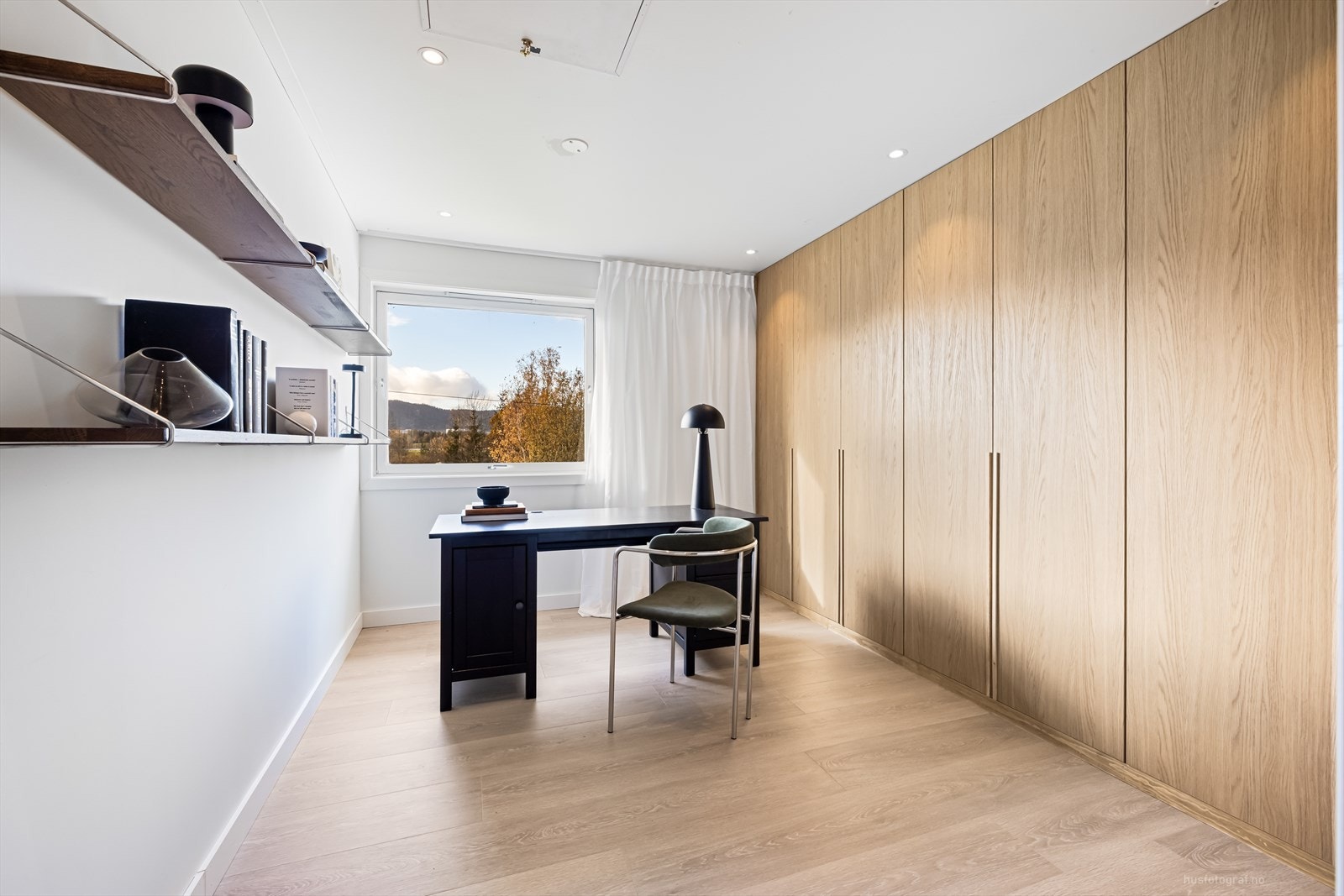 Soverom 2 / kontor i første etasje. Godt med skapplass på rommet. Galleribilde