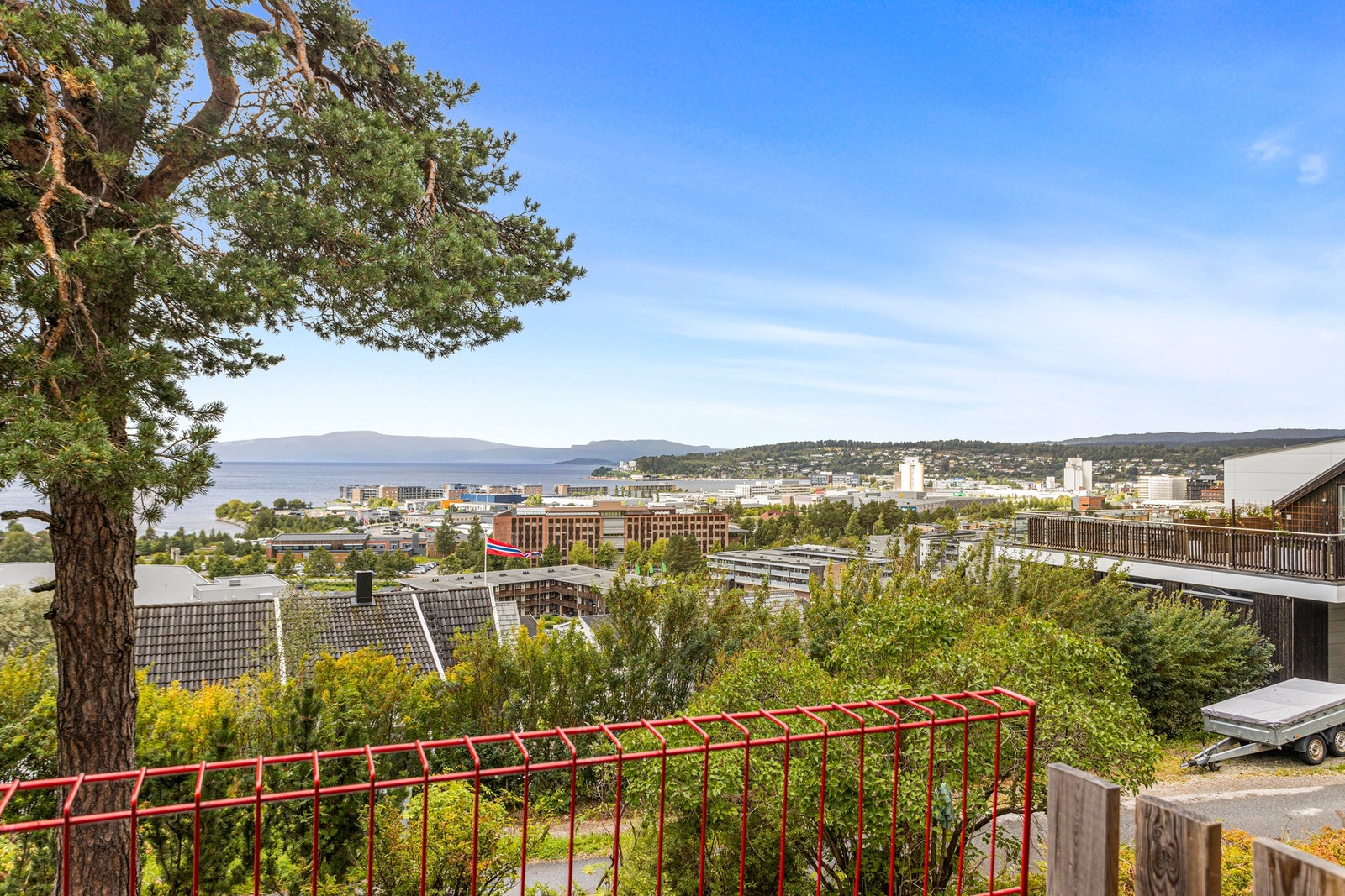 Her kan man nyte gode solforhold og panorama over sjøen! Galleribilde