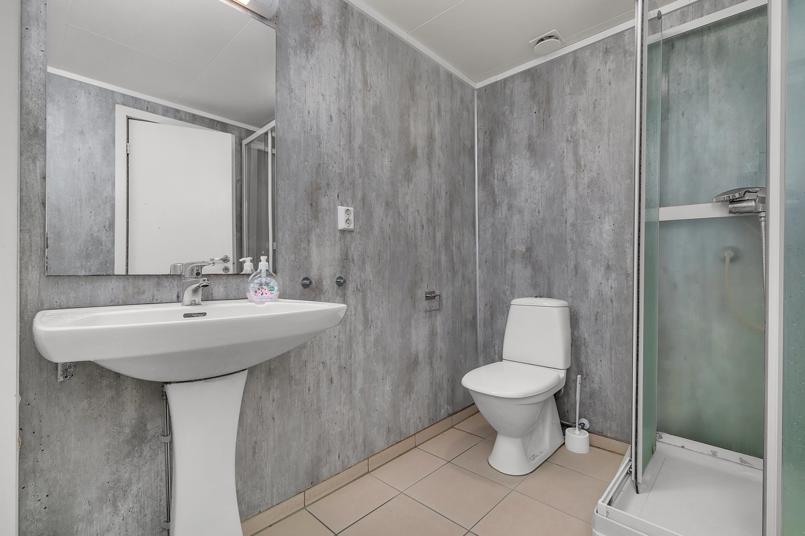 Badet har fliser på gulv og nye baderomsplater på vegg. Varmekabler i gulv.