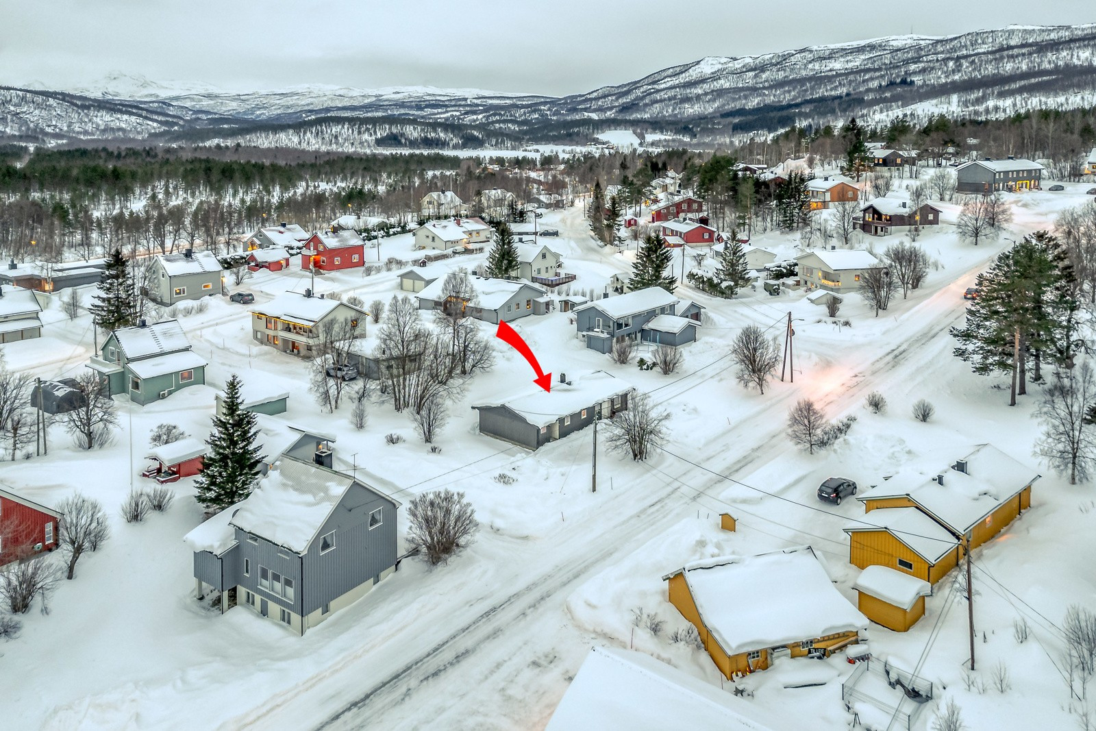 Nær E6 og kort vei til Barduelva, som er ei populær elv for fiske av røye og ørret.