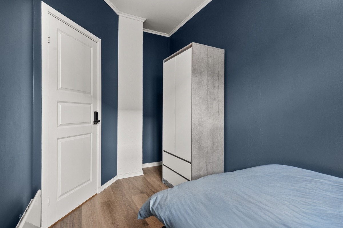 Rommet er møblert med 120 seng, skap og nattbord. Galleribilde