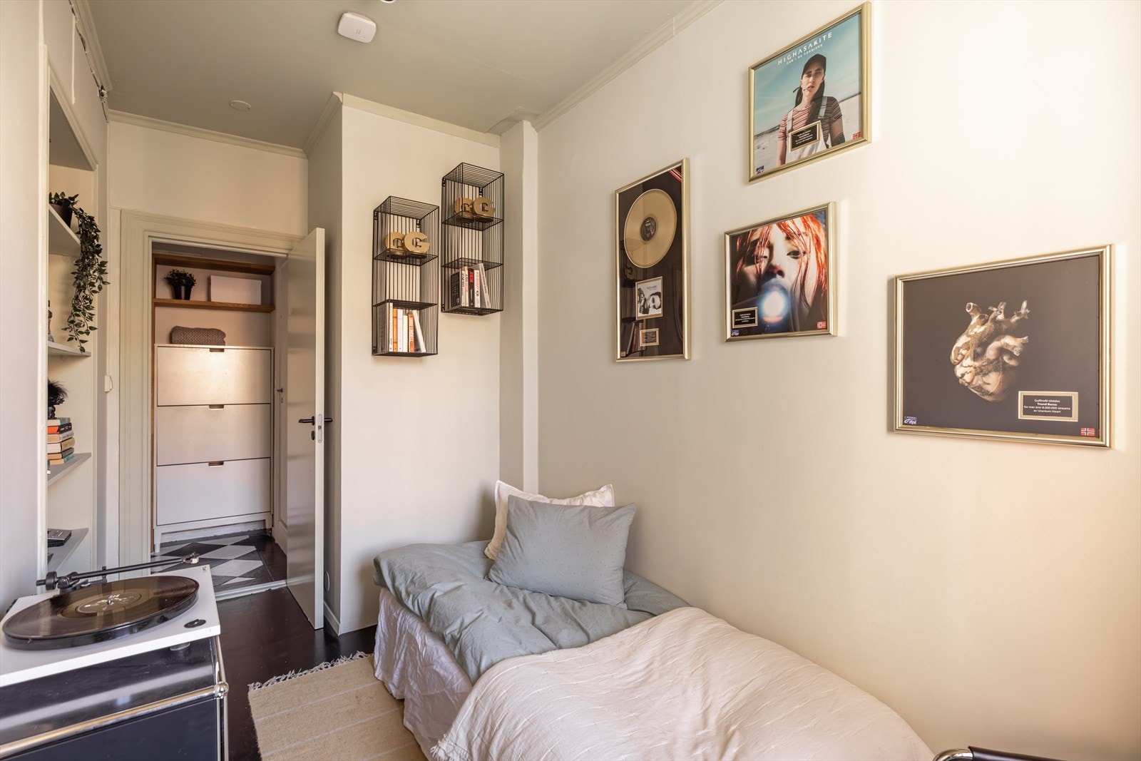 Rommet passer utmerket som barnerom, gjesterom eller hjemmekontor - fleksibelt tilpasset dine behov. Nisje i rommet med hylleløsninger gir praktisk oppbevaringsplass. Dette soverommmet vender også mot rolig bakgård Galleribilde