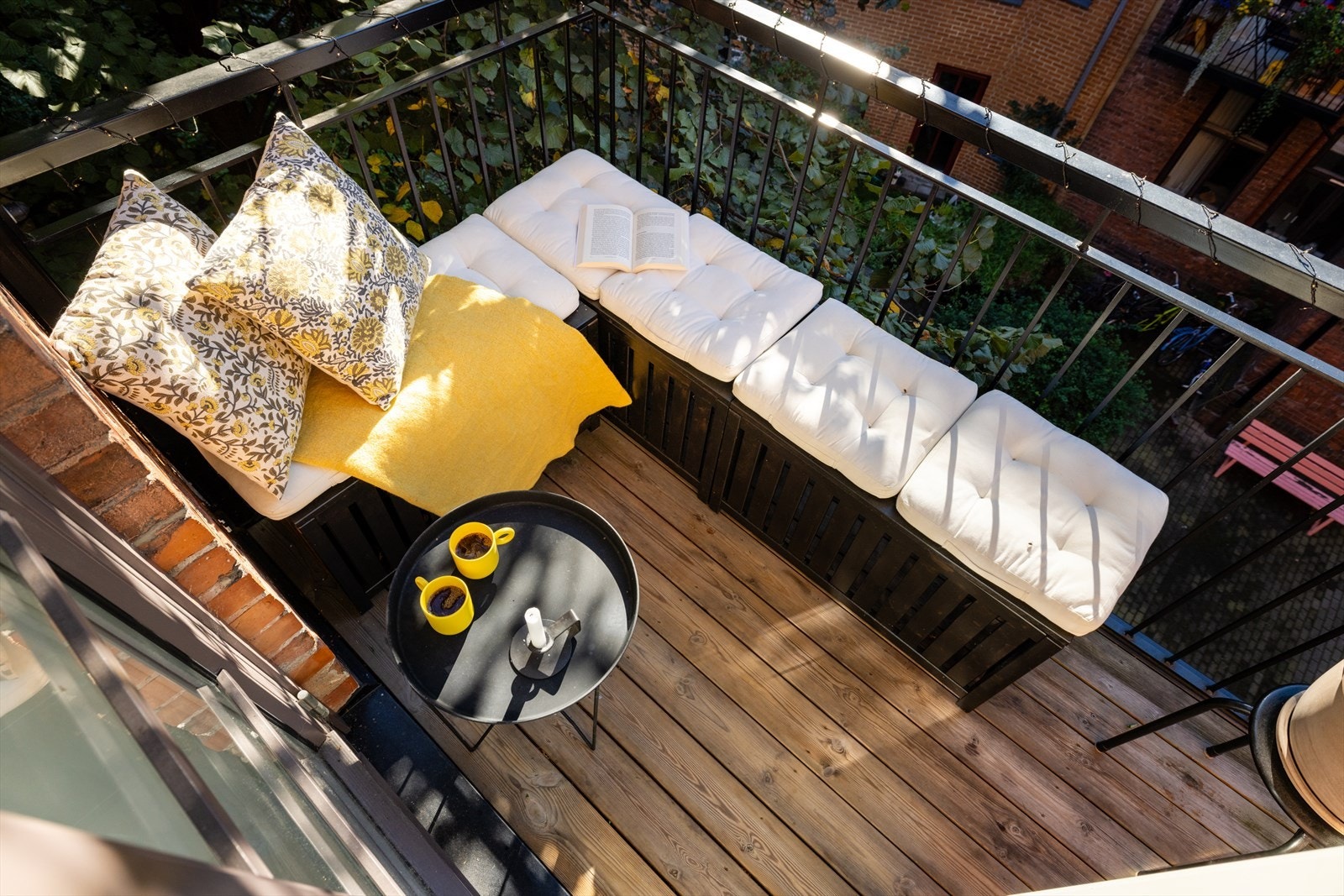 En hyggelig uteplass hvor du kan nyte en kopp kaffe eller lese en bok i solen. Her sitter du lunt og godt i grønne vakre omgivelser. Galleribilde