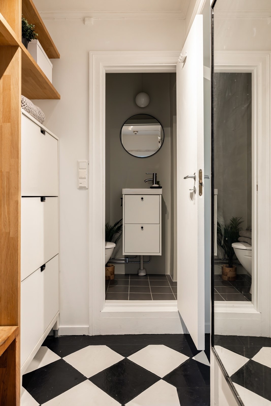 Velutformet og praktisk entré med god plass til oppbevaring av klær, sko og annet i medfølgende garderobeløsning. Galleribilde