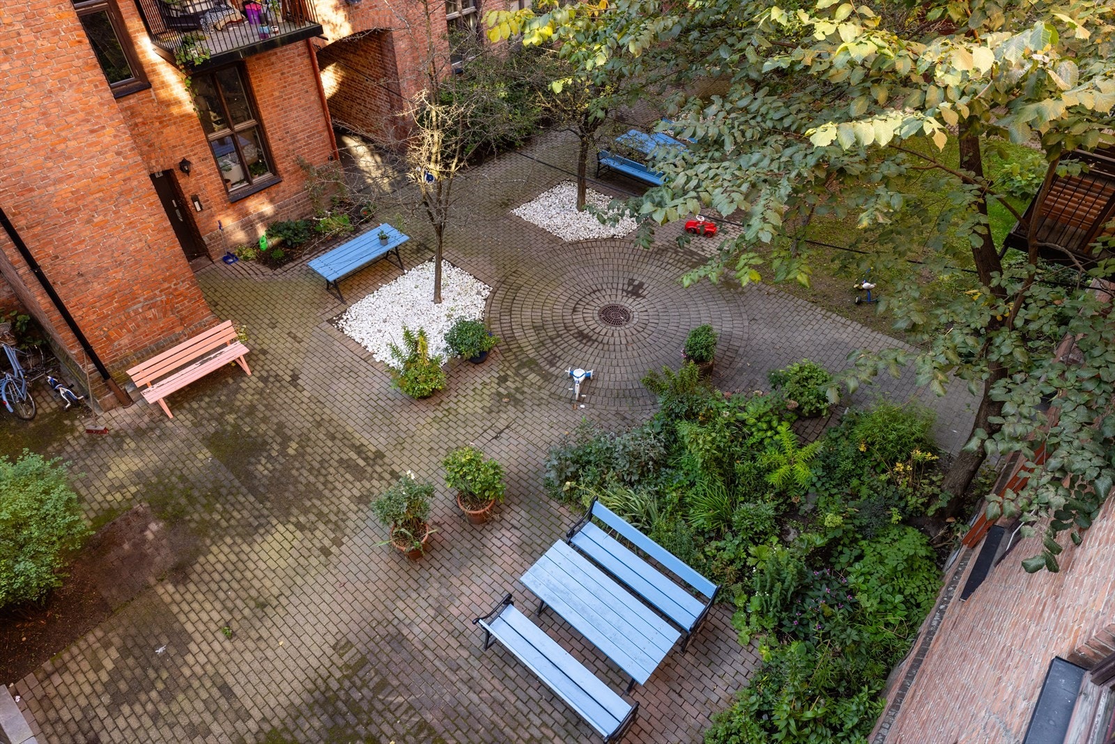 Leiligheten har en virkelig flott og idyllisk beliggenhet i indre bygård totalt skjermet fra byens aktiviteter. Galleribilde