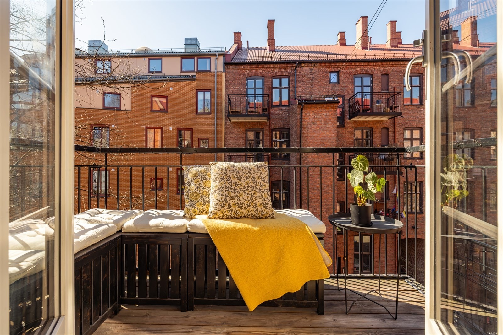 Fra stuen er det utgang til boligens sydvestvendte balkong, noe som gir en fin forlengelse av oppholdsrommet på sommerstid. Galleribilde