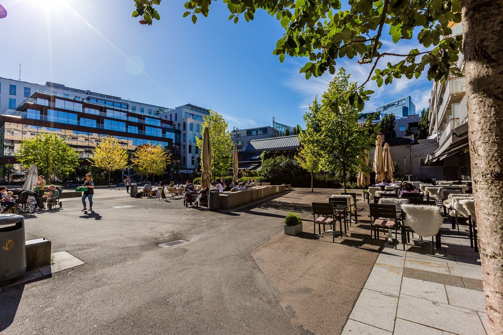 Teaterplassen byr på flere restauranter og hyggelige uteserveringer på sommerstid Galleribilde