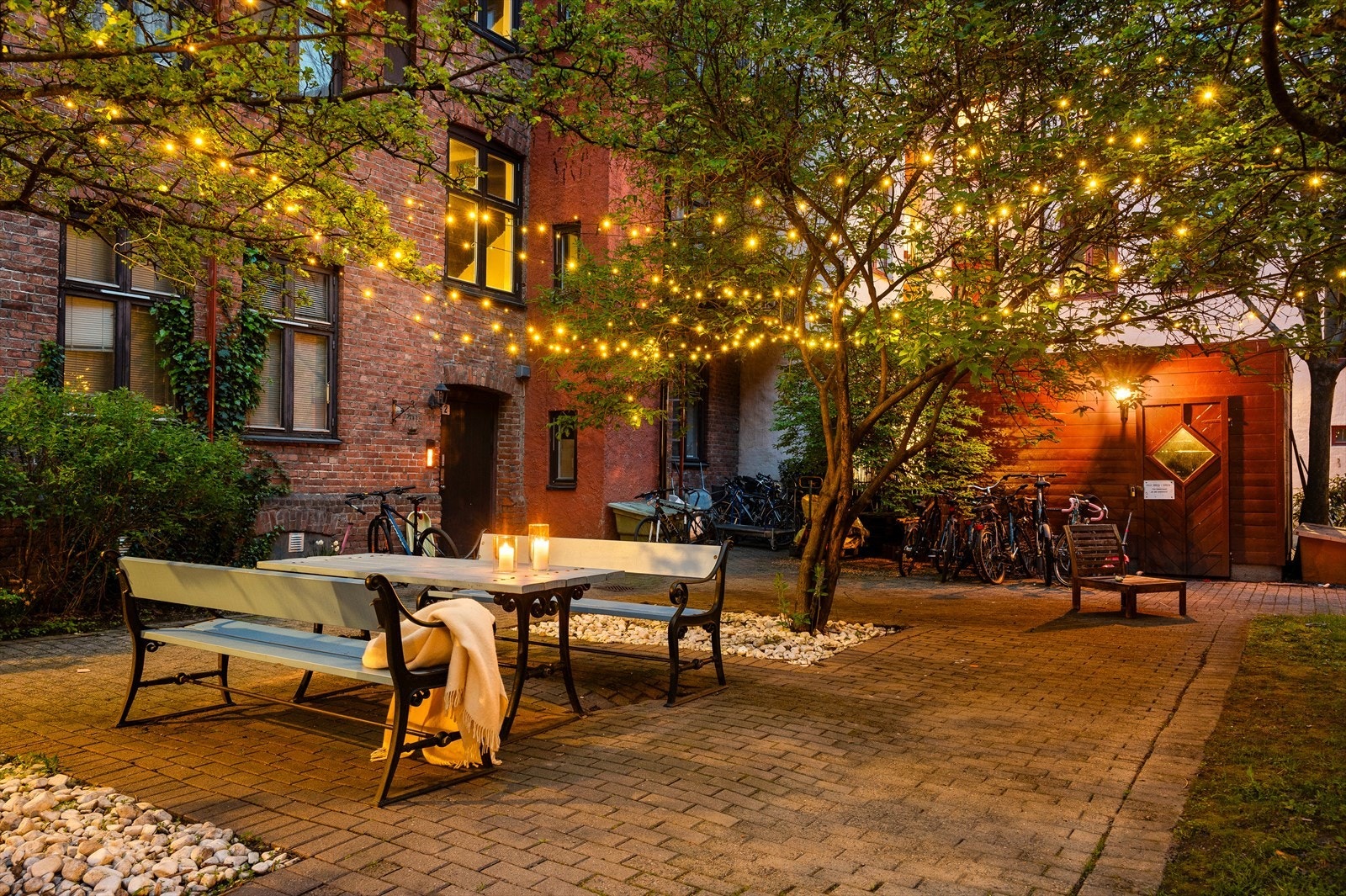 Velkommen til "Ulvehiet" og en av områdets hyggeligste bakgårder. Vakre trær og flott beplanting finner du i dette koselige borettslaget Galleribilde