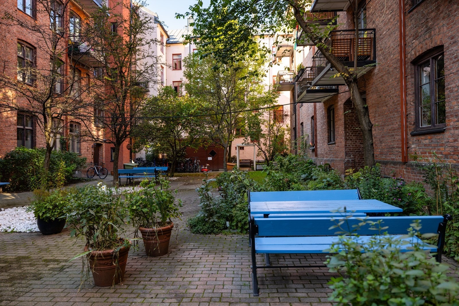 Borettslaget har mange sittegrupper som beboerne kan benytte seg av. På sommeren settes det også ut en kulegrill som beboerne fritt kan benytte. Galleribilde