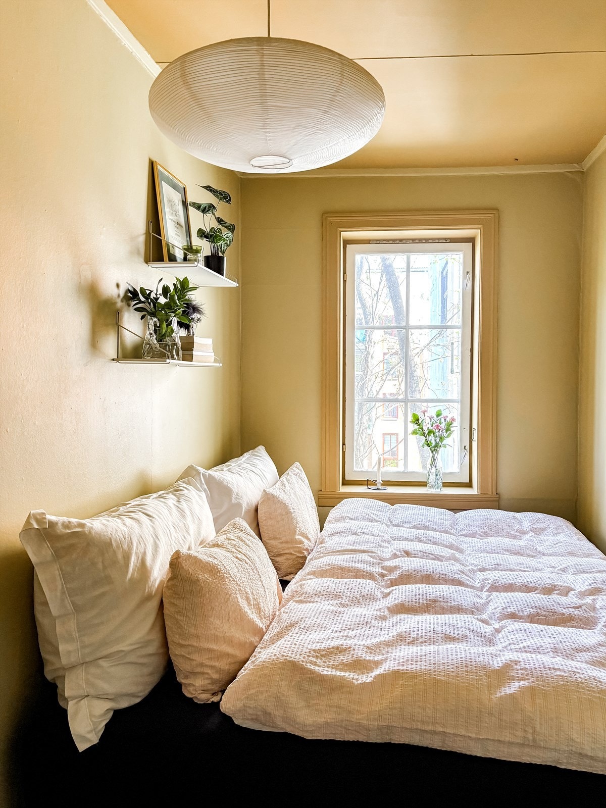 Hovedsoverom vender mot rolig bakgård. Det er plass til seng på 180 i dette rommet. Galleribilde