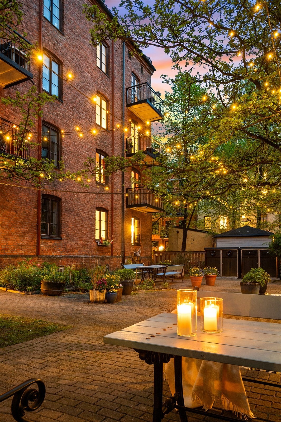 Leilighetens balkong vender ut mot denne aldeles nydelige og ikke minst skjermede bakgården Galleribilde