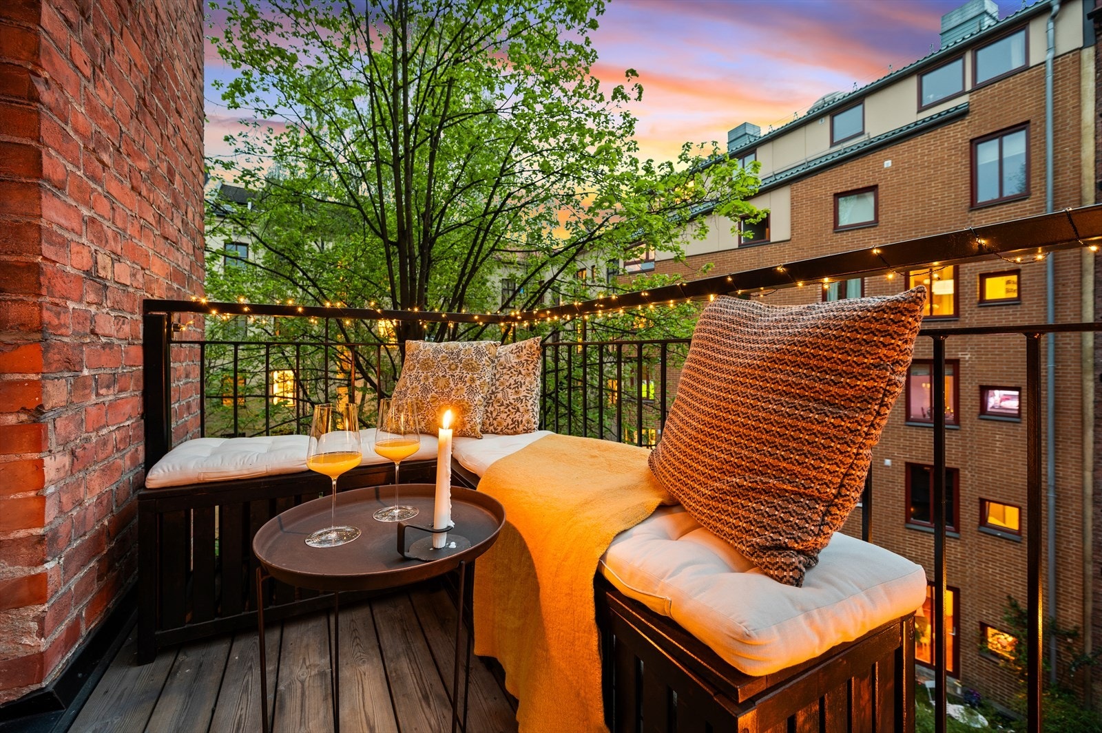 Balkongen ligger fint til i skjermede omgivelser i indre bakgård. Her er det stille og rolig og fine solforhold - perfekt for varme sommerdager Galleribilde