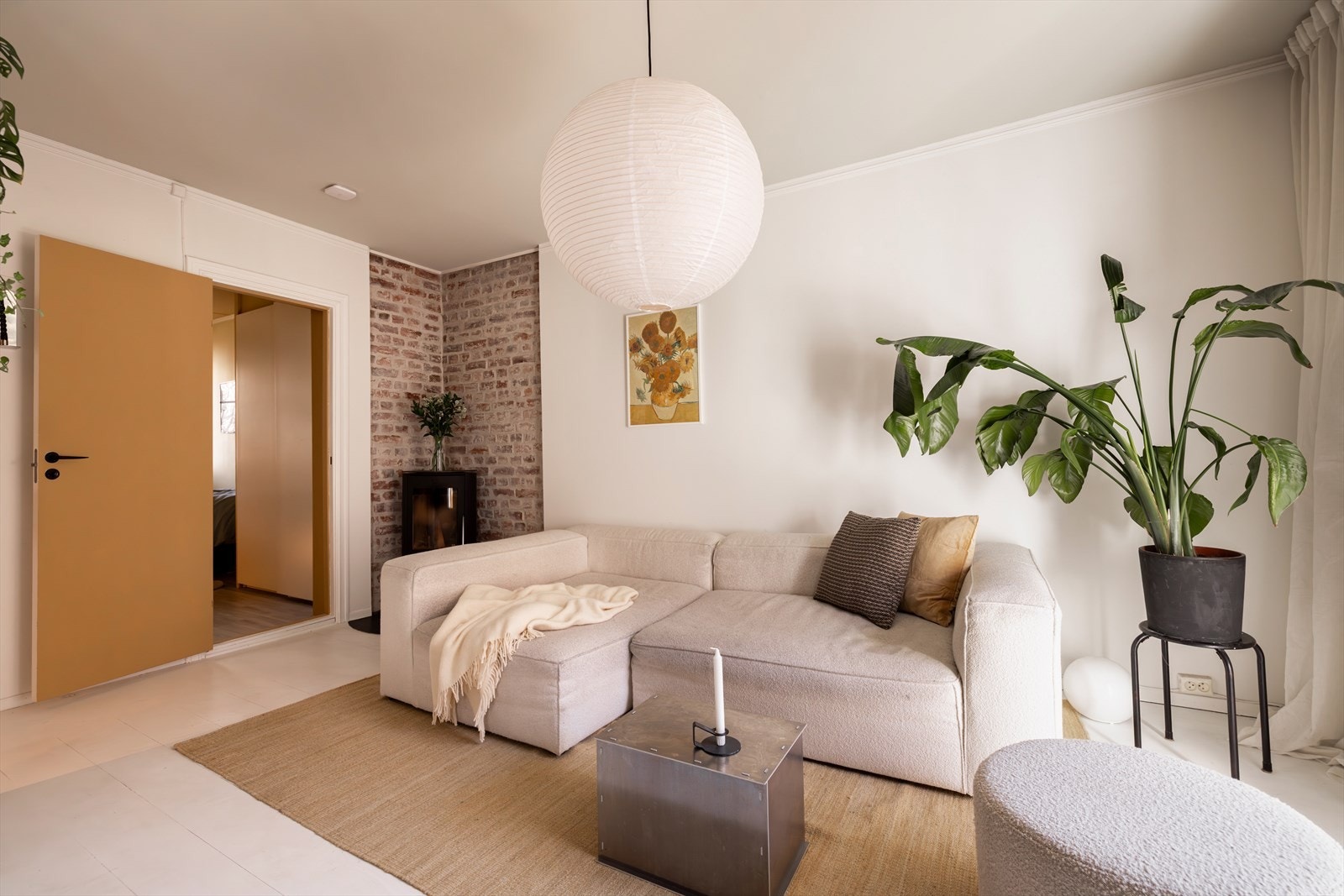 I stuen er det god plass til sofa og tilhørende møblement. Galleribilde