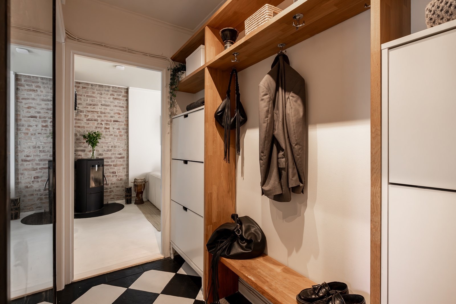 Det er god plass til både klær og sko i gangen. Boligen disponerer i tillegg en stor kjellerbod og to loftsboder. Galleribilde