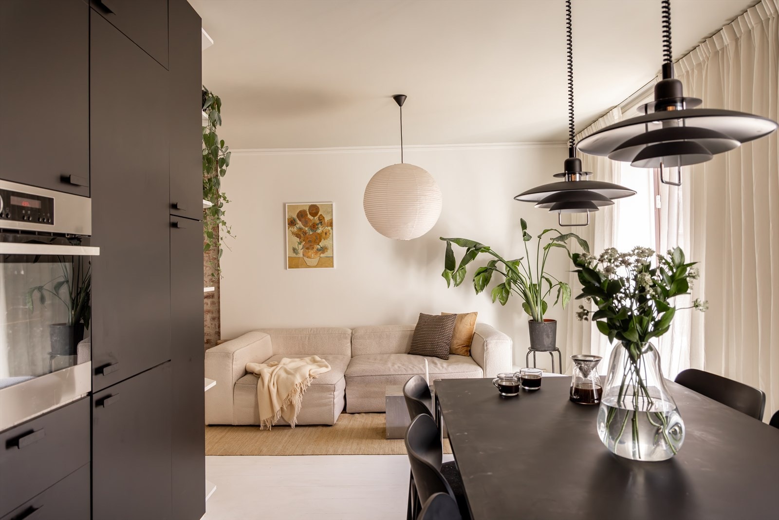 Hvitevarer som integrert kjøleskap med fryser, stekeovn og platetopp følger med. Det er god plass til stort spisebord på kjøkkenet og her samler du venner og familie til hyggelige lag. Galleribilde