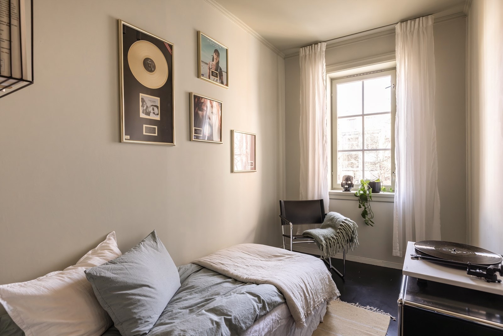 Soverom II - Dette rommet er også et godt rom med, med lyst interiør og stort vindu som gir rikelig med naturlig lys og god ventilasjon. Galleribilde