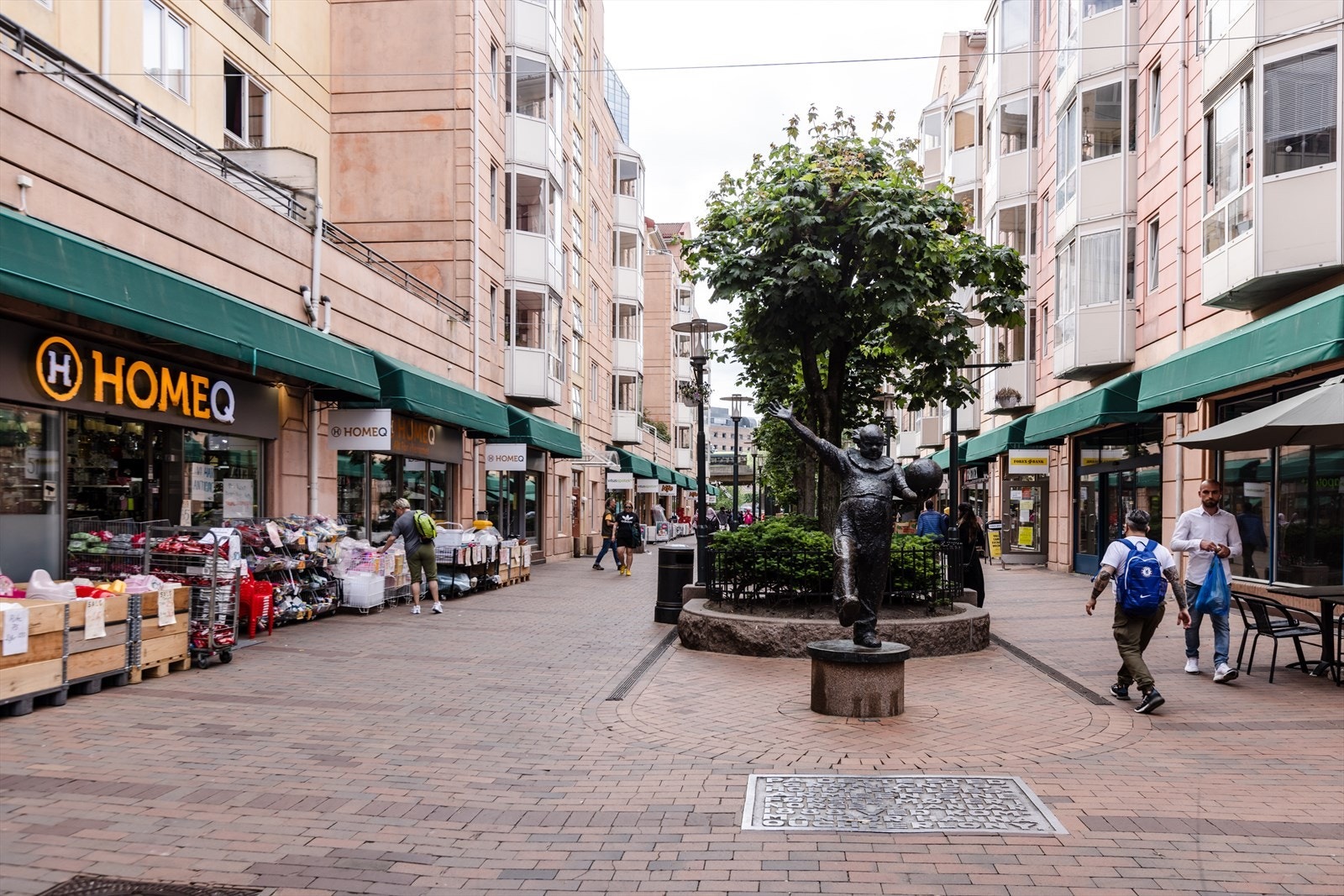 I Smalgangen på Grønland er det også fine handlemuligheter og en stor grønnsakshandler som har et riktig utvalg av fine varer Galleribilde