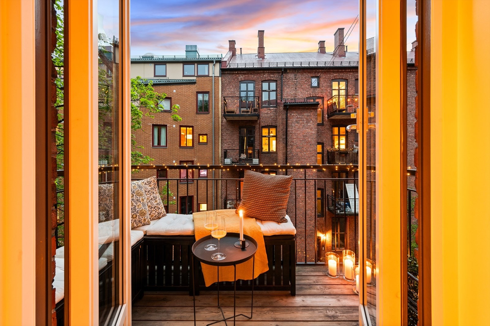 Doble dører til balkongen åpner fint opp mellom stuen og den koselige uteplassen! Galleribilde