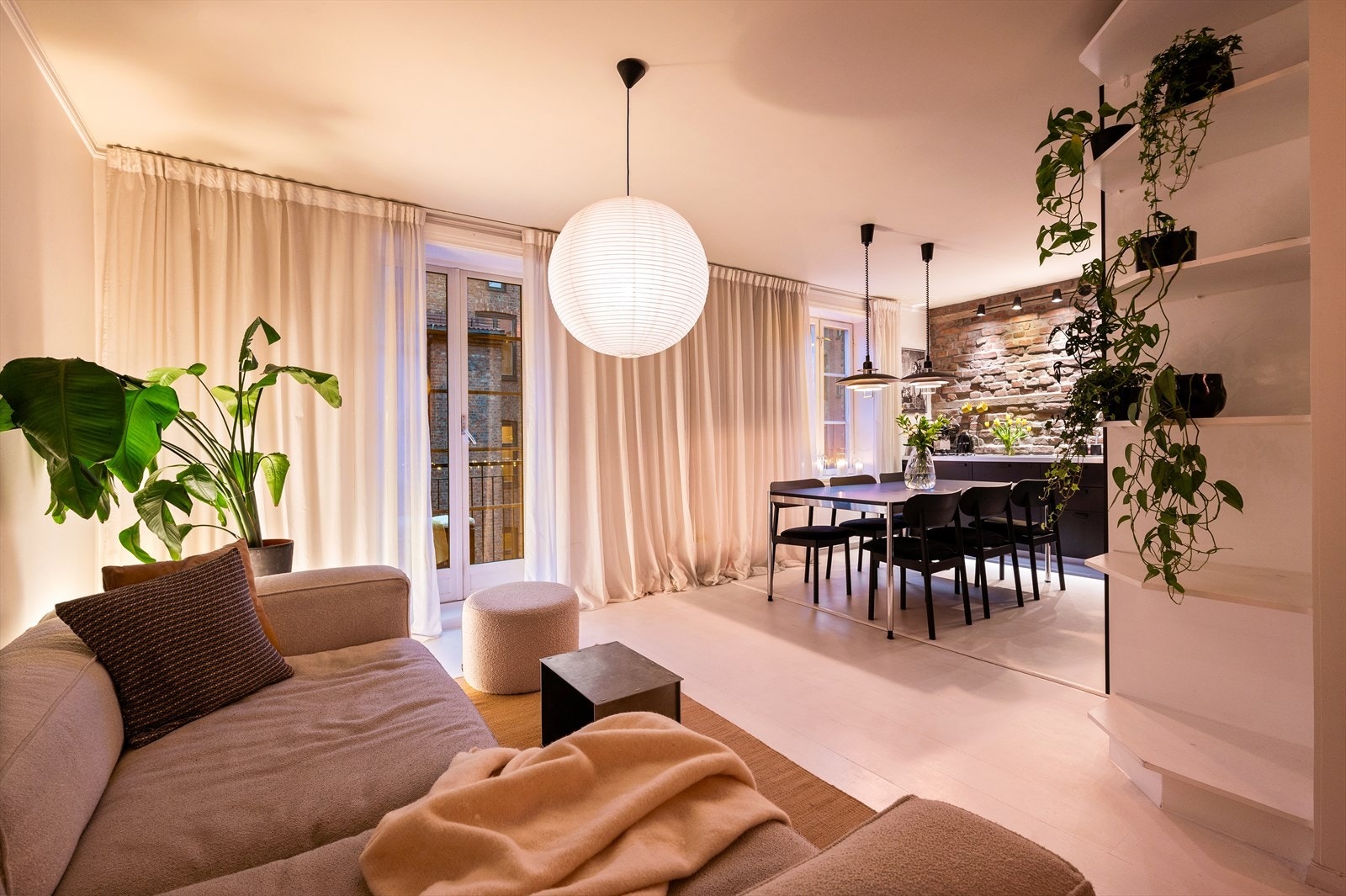 Stuen og kjøkkenet er et herlig, sosialt rom! Galleribilde