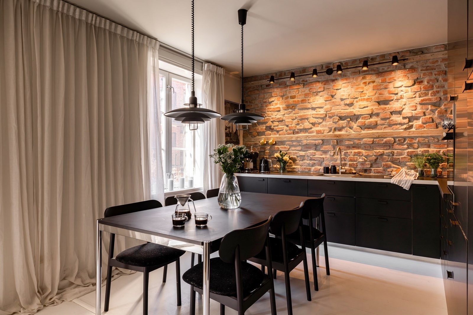 Moderne kjøkken med en gjennomtenkt planløsning som gir godt med både benkeplass og oppbevaringsmuligheter. Kjøkkeninnredningen er opprinnelig fra 2013, og det er også opplegg for både oppvaskmaskin og vaskemaskin i innredningen. Galleribilde