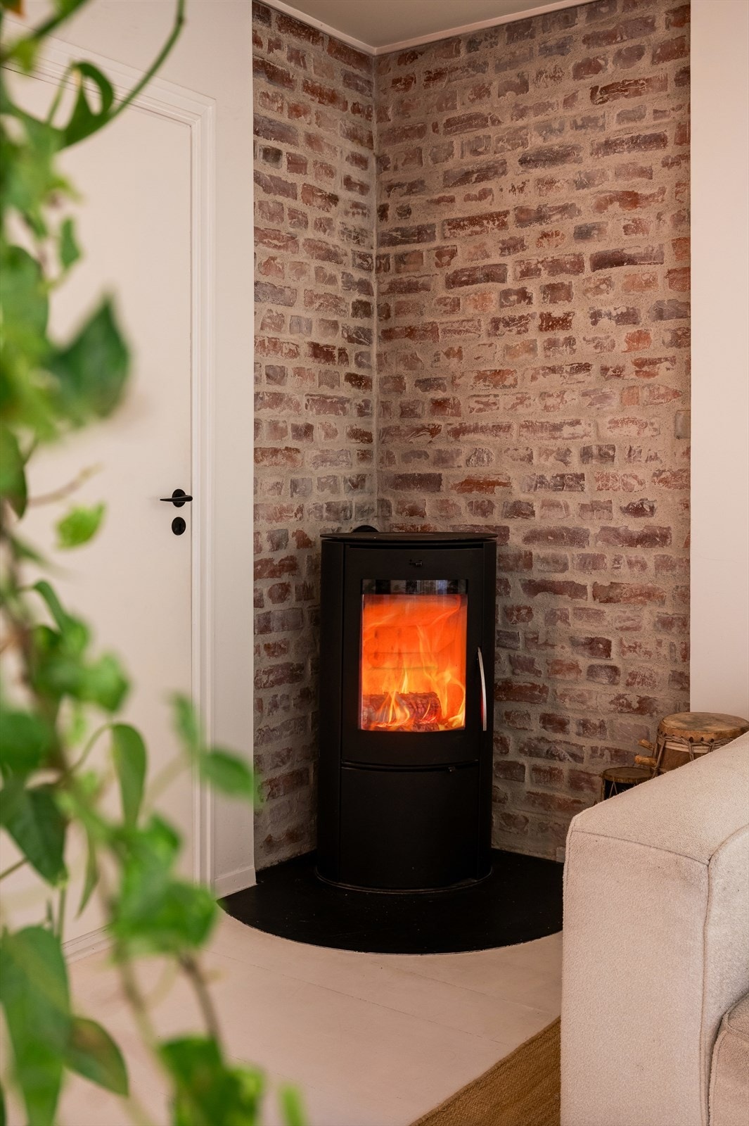 I stuen er det montert en peis som gir lun varme og ikke minst hygge på kaldere dager Galleribilde