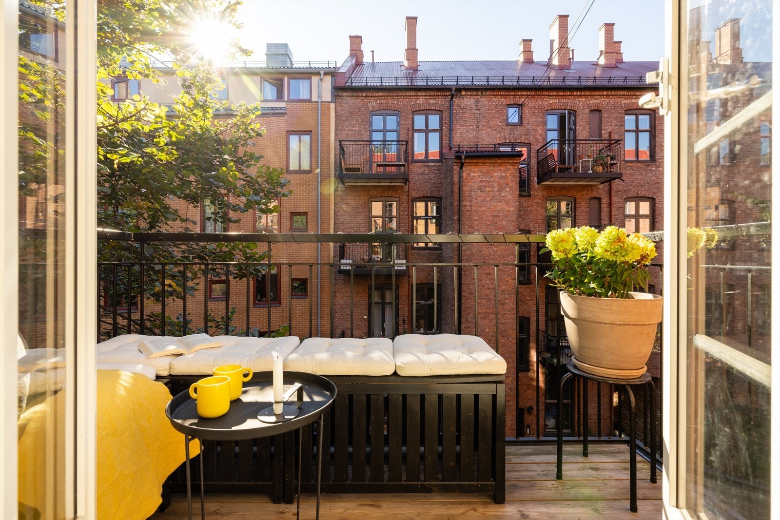 På sommeren kan dørene til den herlige balkongen slås opp! En nydelig uteplass som du vil trives på! Galleribilde