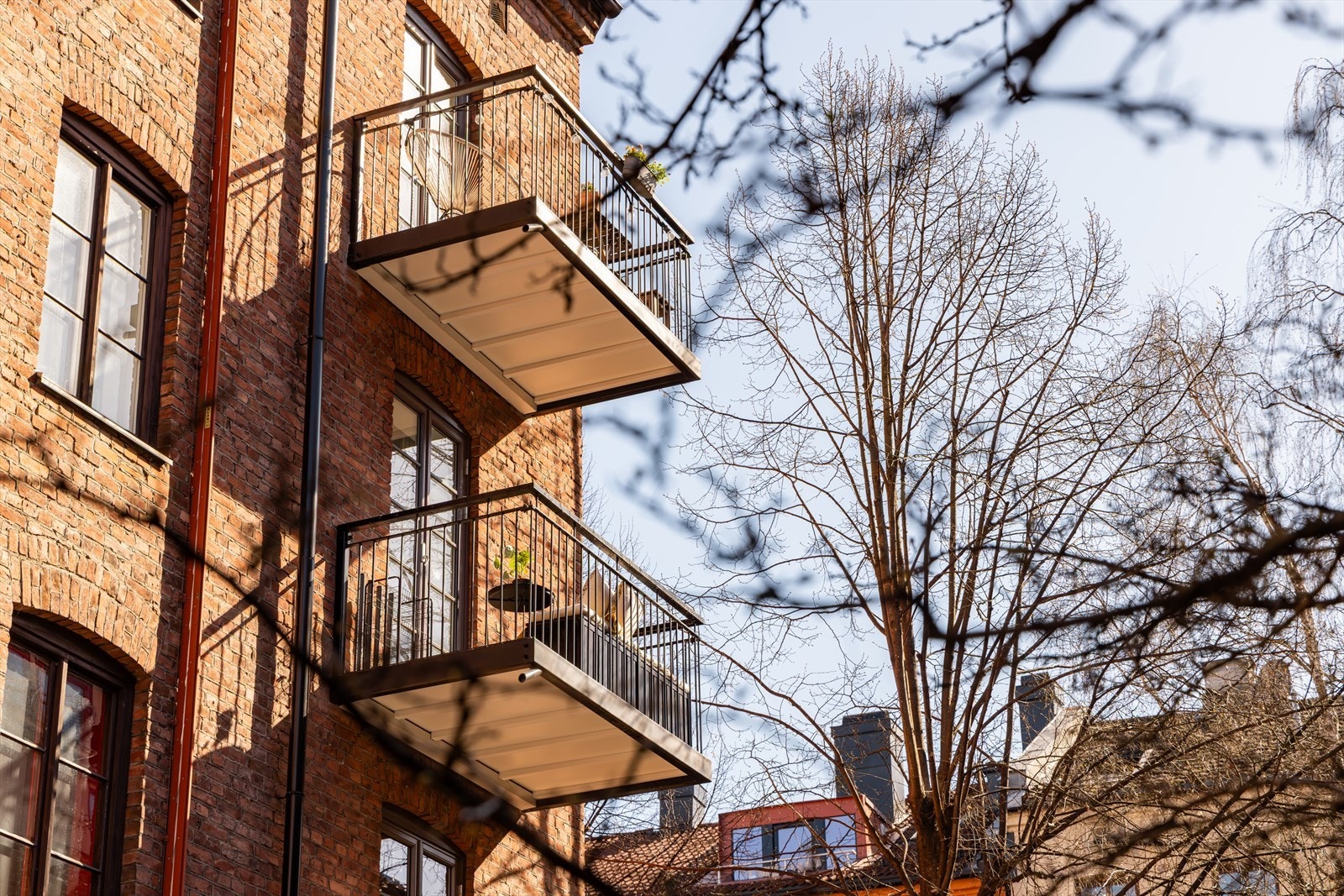 Leiligheten har en herlig balkong som har fine solforhold. Balkongen er omgitt av flotte trær som i sommerhalvåret blir en grønn og trivelig oase. Galleribilde