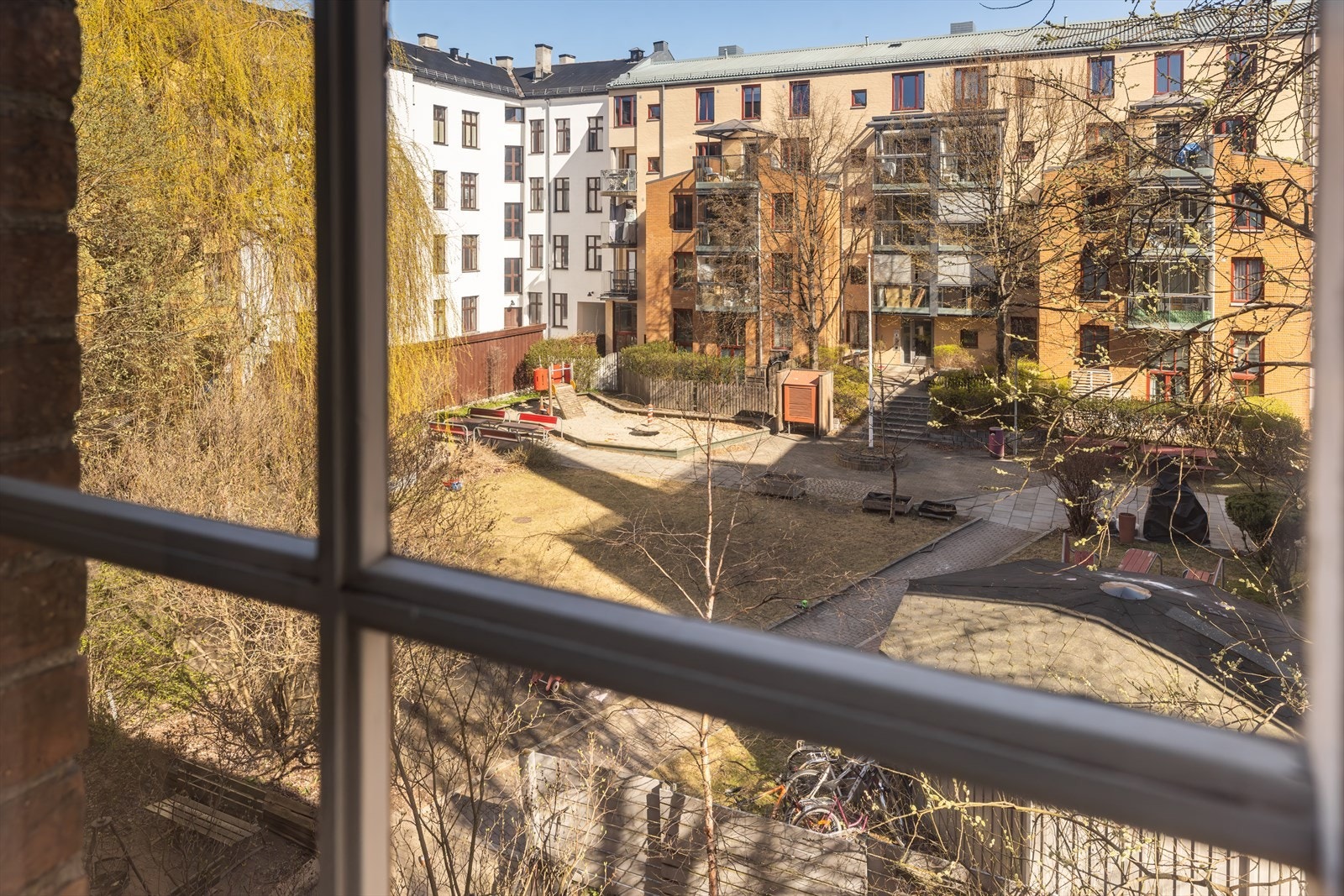 Nydelig utsyn til grønne, idylliske fellesområder Galleribilde