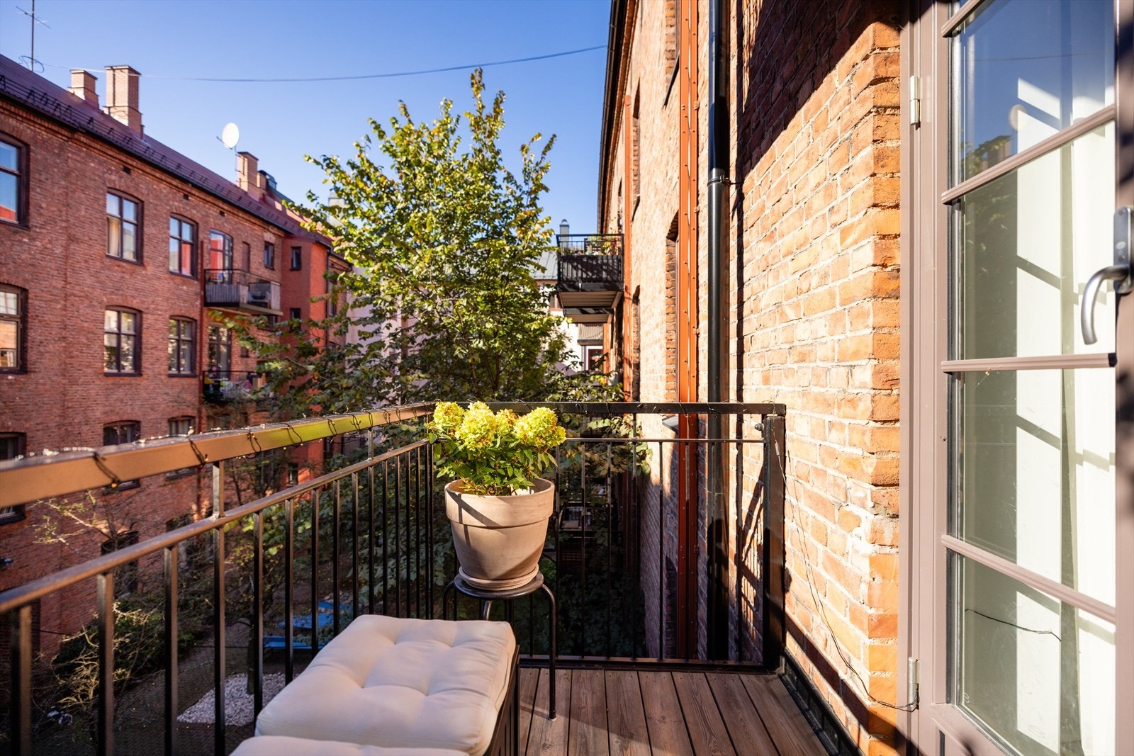 Balkongen er på ca. 3 m² og vender mot sydvest - perfekt orientering for å nyte ettermiddags- og kveldssolen. Galleribilde