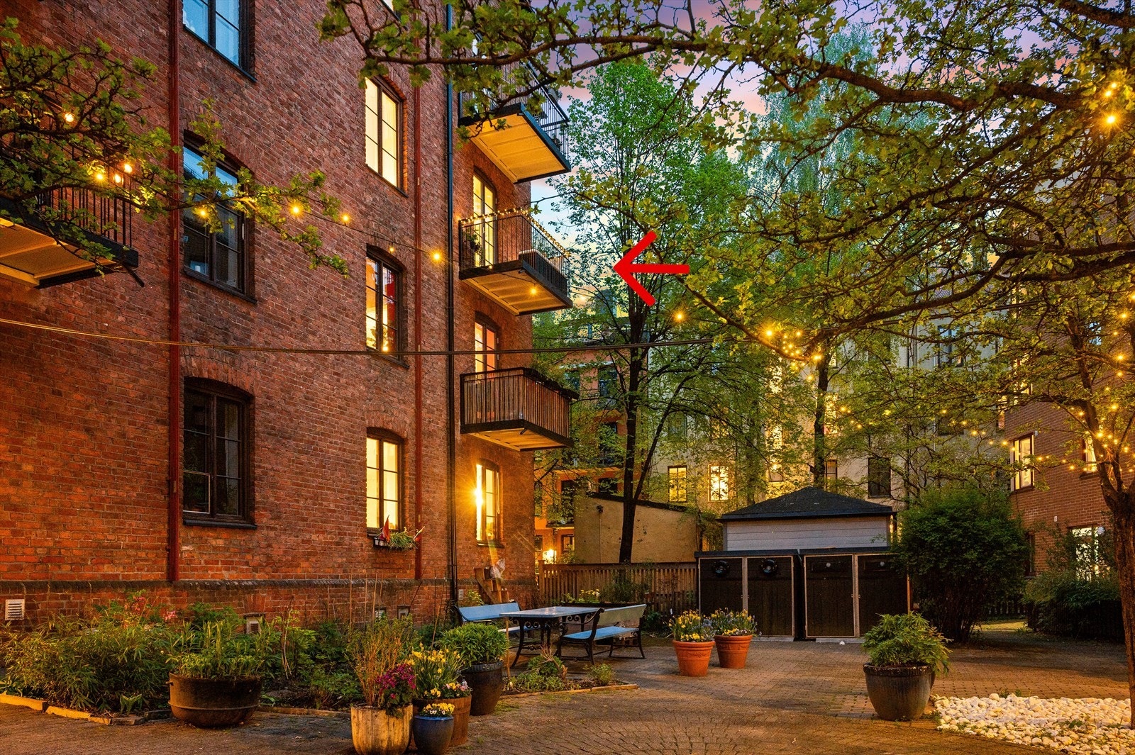 Leiligheten ligger flott til på enden av bygget i grønne, frodige omgivelser Galleribilde