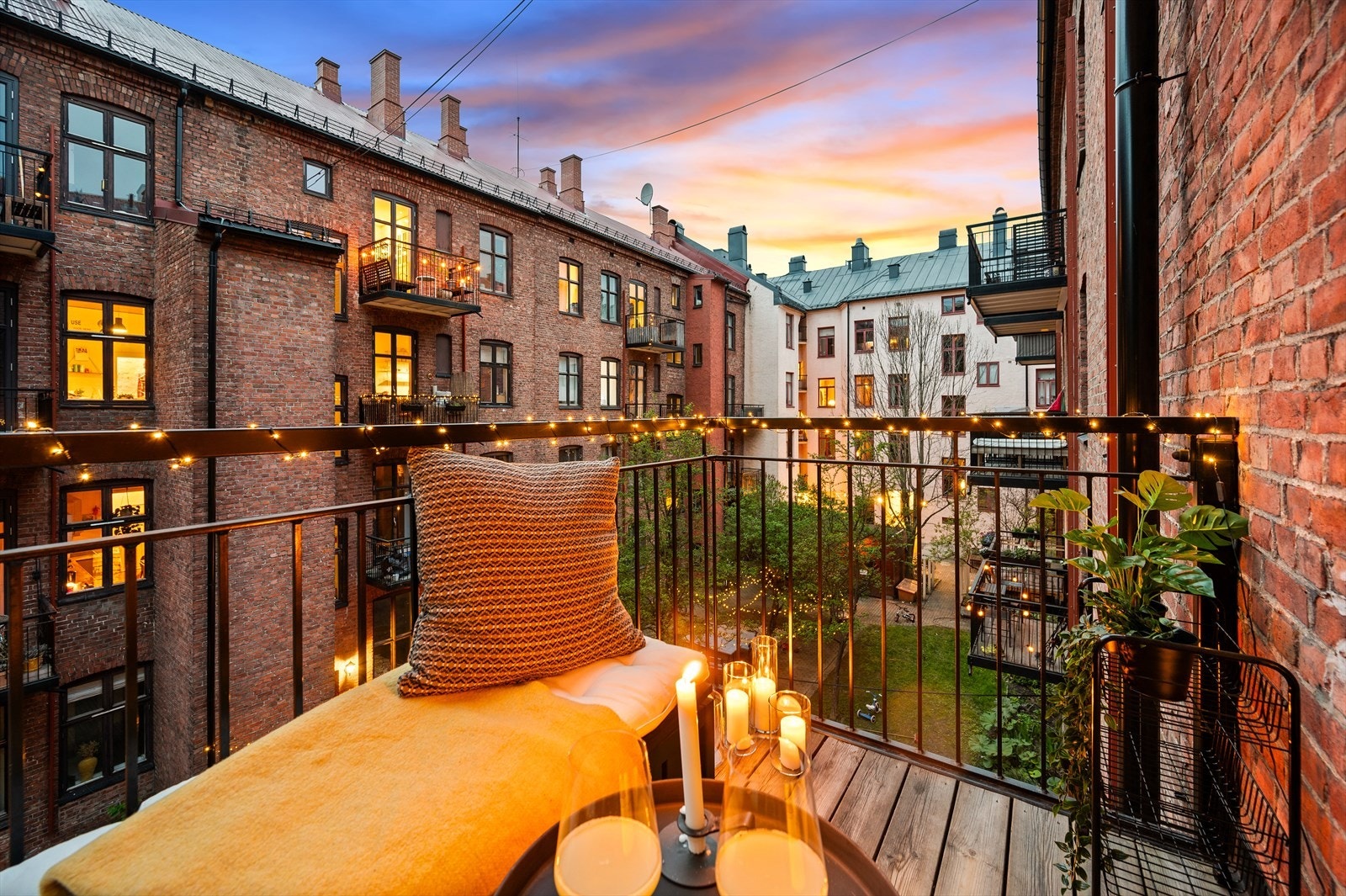 Velkommen til Urtegata 36C - En alldeles nydelig 3-roms andelsleilighet med solrik balkong. Peis. Fantastisk fint beliggende i grønne omgivelser i indre gård - Presentert av Sylvia Post ved Nordvik Bolig! Galleribilde