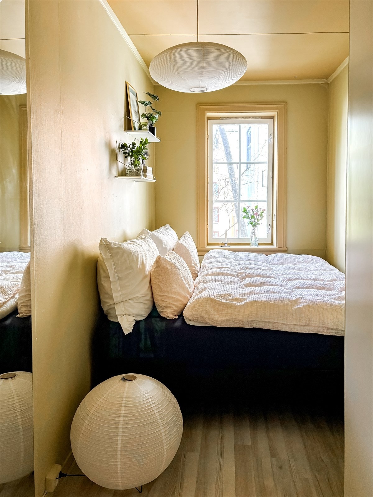 Koselig hovedsoverom med stort vindu som gir godt med dagslys og er malt i en behagelig, avslappende farge. Galleribilde