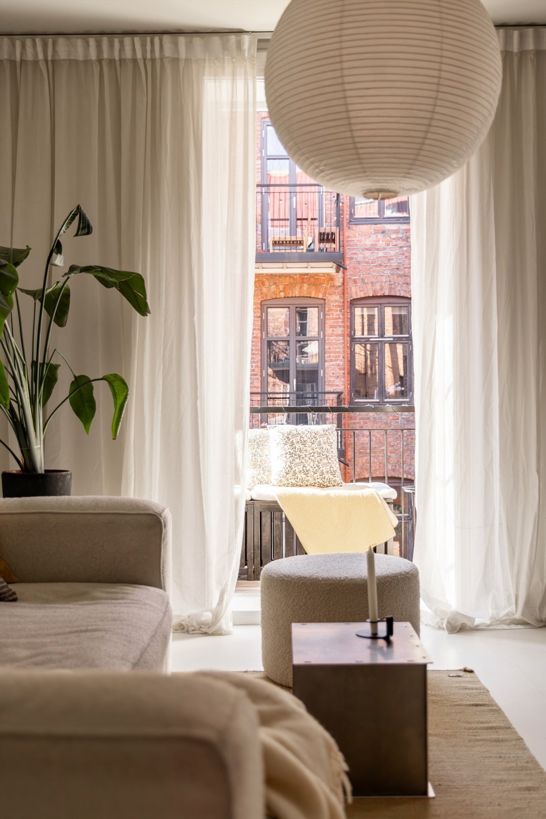 Store vindusflater gir boligen et herlig lysinnfall. Galleribilde