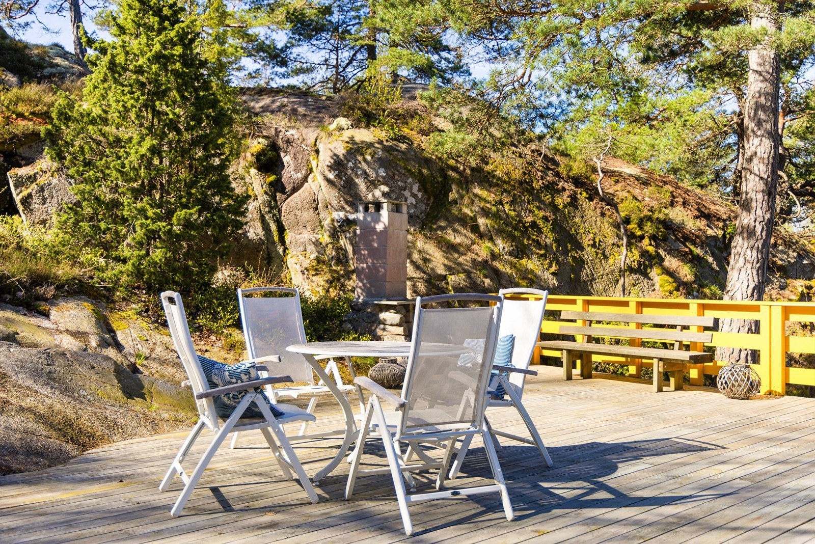 Med fjellknauser mot syd og skjermende vegetasjon omkring er terrassen lite utsatt for de dominerende vindretningene sommerstid. Galleribilde