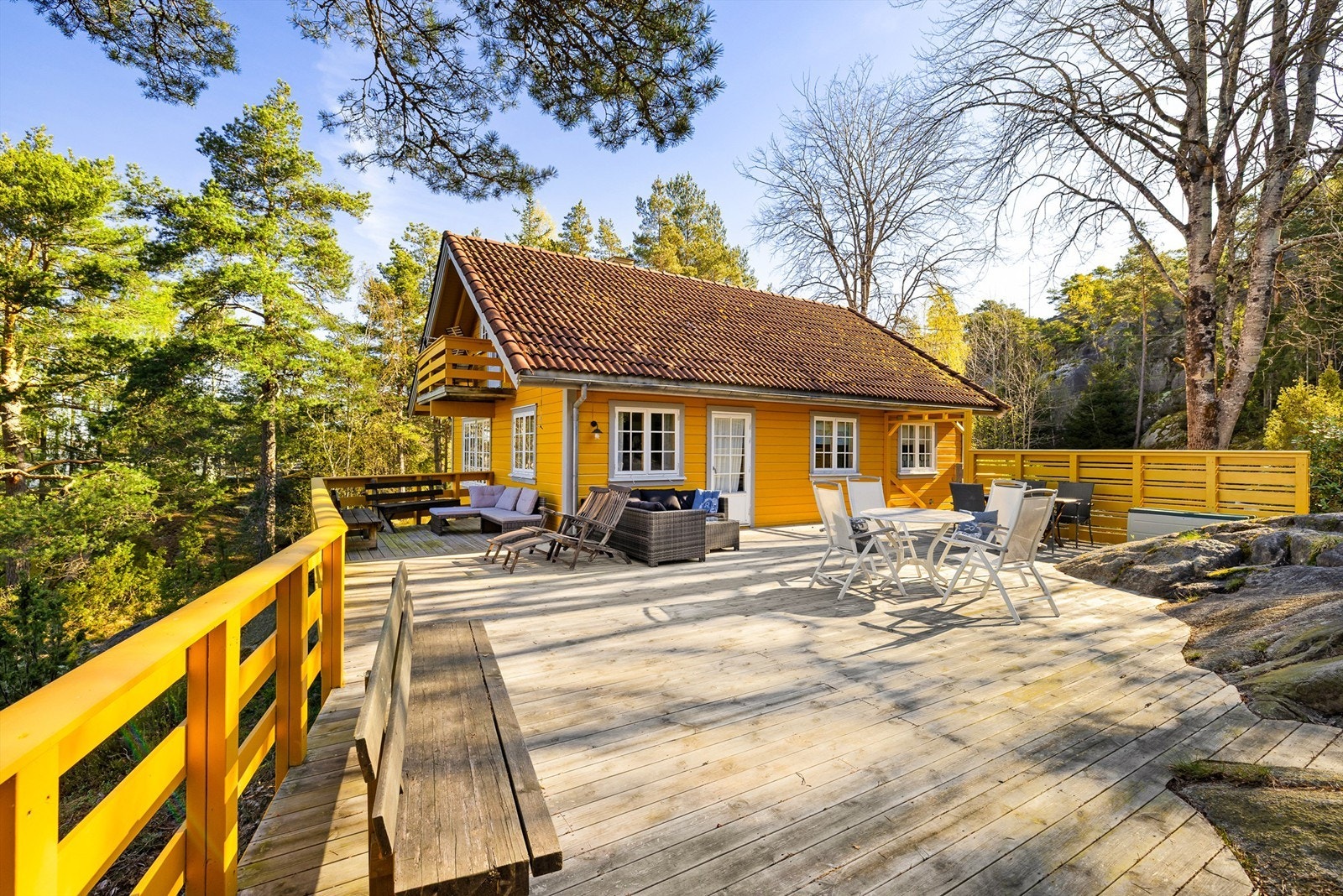 Hytta ble oppført i 1987 og er i senere år tilført flere påkostninger inn- og utvendig. Galleribilde