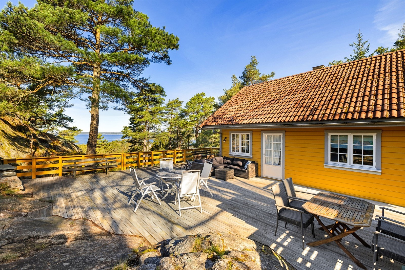 Skjermende terreng på nær sagt alle sider gjør hyttas plassering lun og lite eksponert. Galleribilde