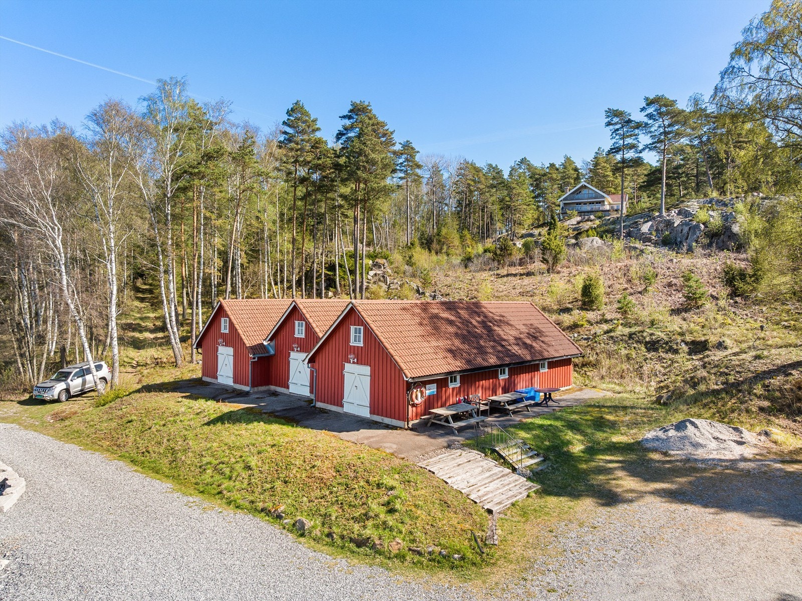 I tillegg til båtplass disponerer hytta også egen bod i ett av naustene ovenfor bryggeanlegget. Galleribilde