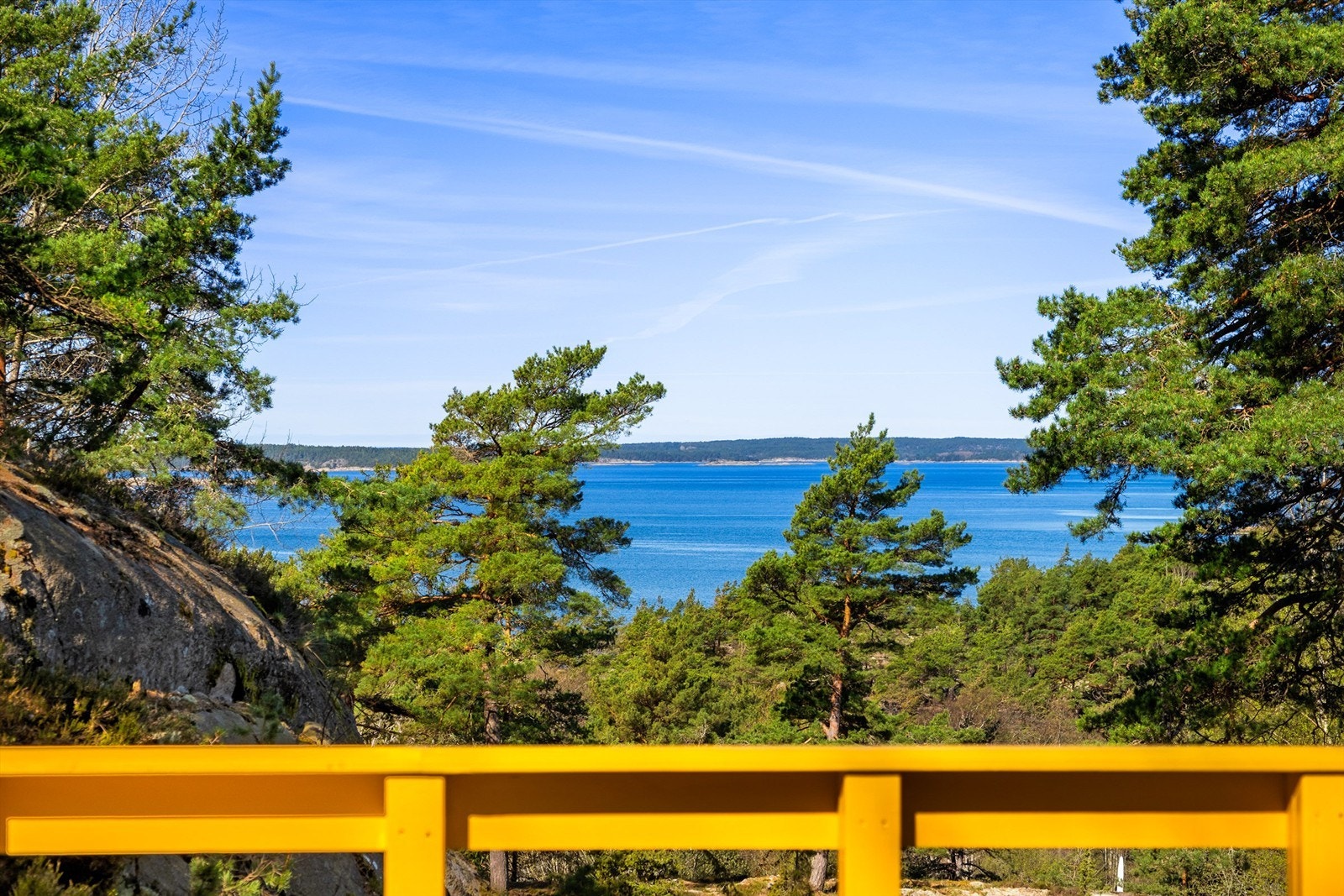 Til tross for en tilbaketrukken og skjermet plassering sees likevel flott utsikt over Singlefjorden, til blant annet Singleøya i vest. Galleribilde