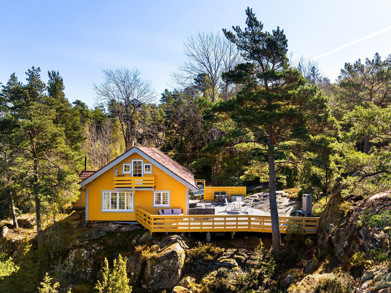 Solforholdene er gode og terrassen henvendt mot solens gang gjennom dagen. Galleribilde