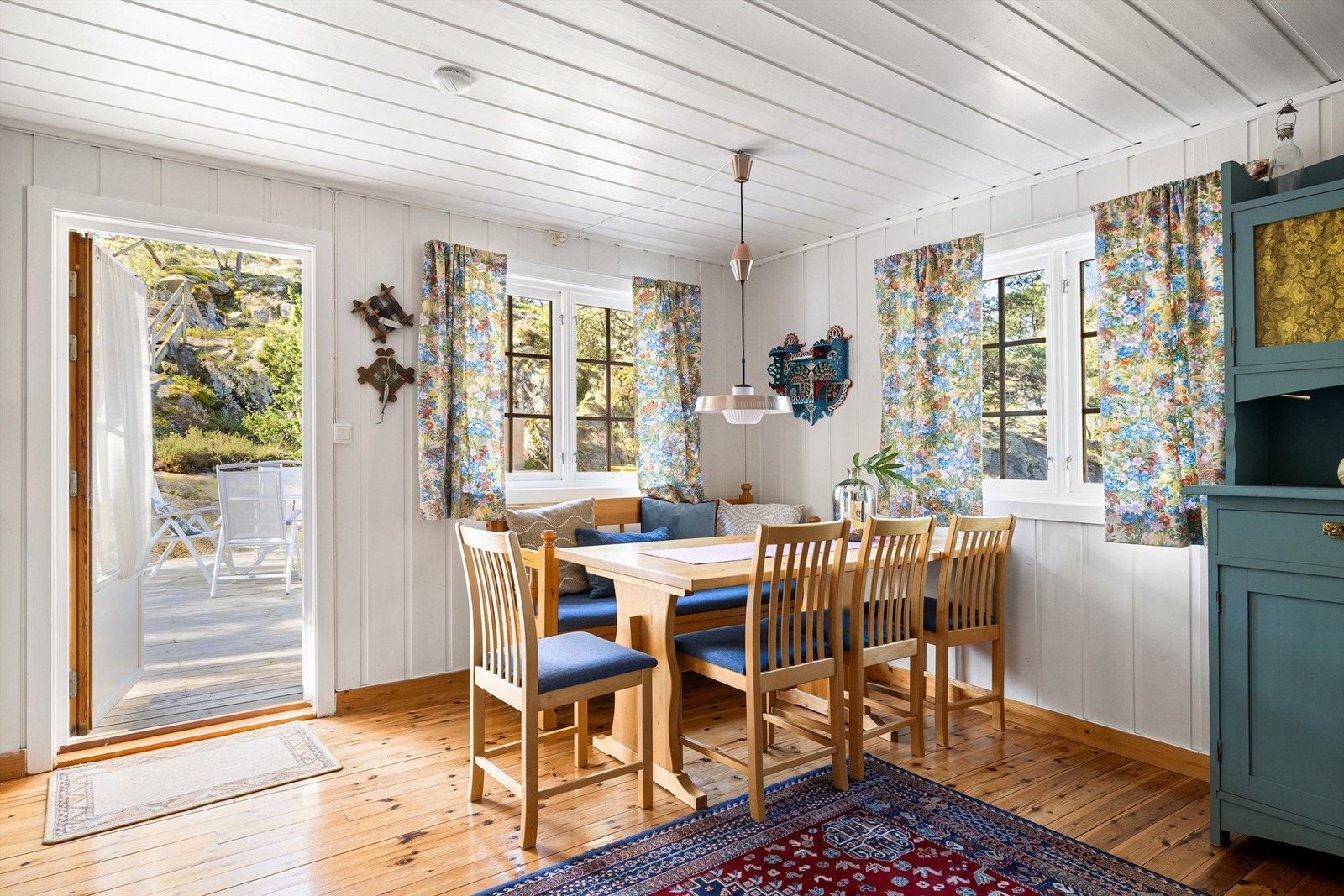 Vinduer mot både syd og vest fyller spisestuen med naturlig lys. Galleribilde