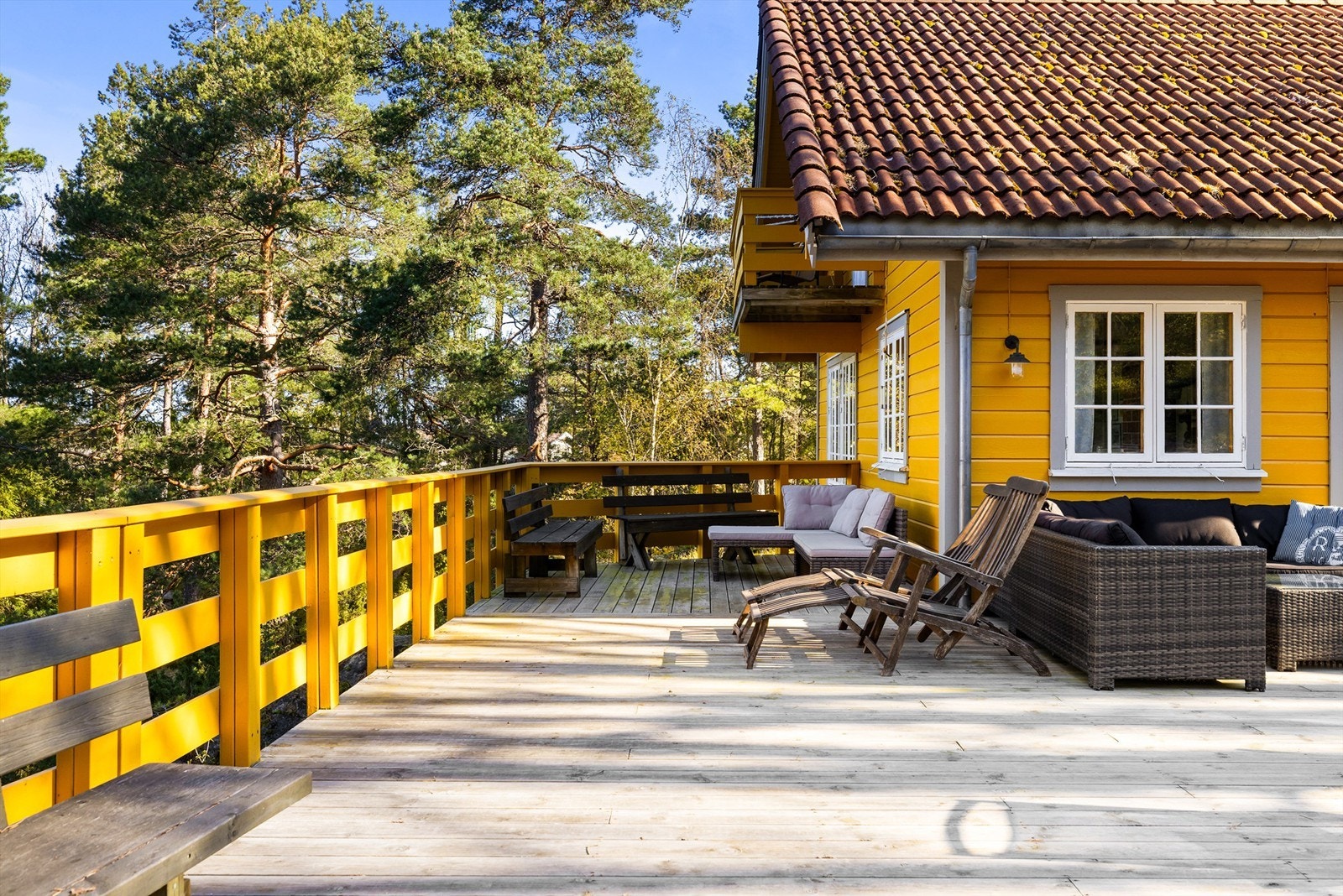 Ny terrasse på omfangsrike 70 kvm. ble oppført av fagpersonell for om lag 10 år tilbake. Galleribilde