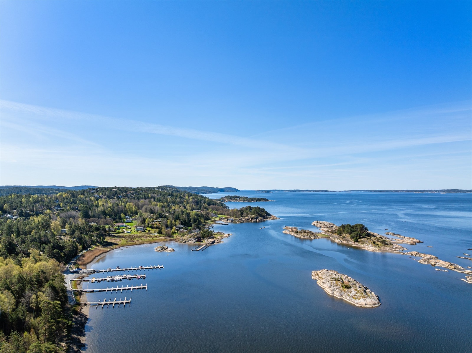 Rett utenfor venter den omfangsrike skjærgården, øyriket Hvaler og svenskekysten. Galleribilde