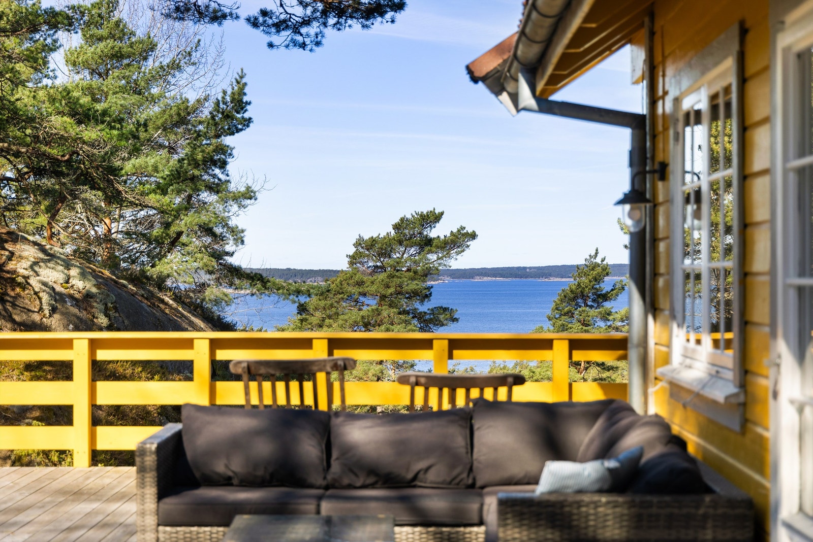 Sommerstid titter kveldssolen inn til terrassen fra samme retning som utsikten sees. Galleribilde