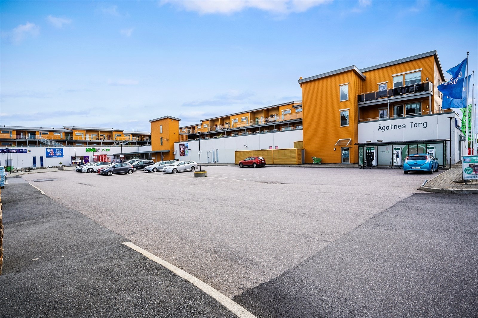 - 2 min kjøring til Ågotnes Torg med blant annet Kiwi og Rema 1000 - Galleribilde