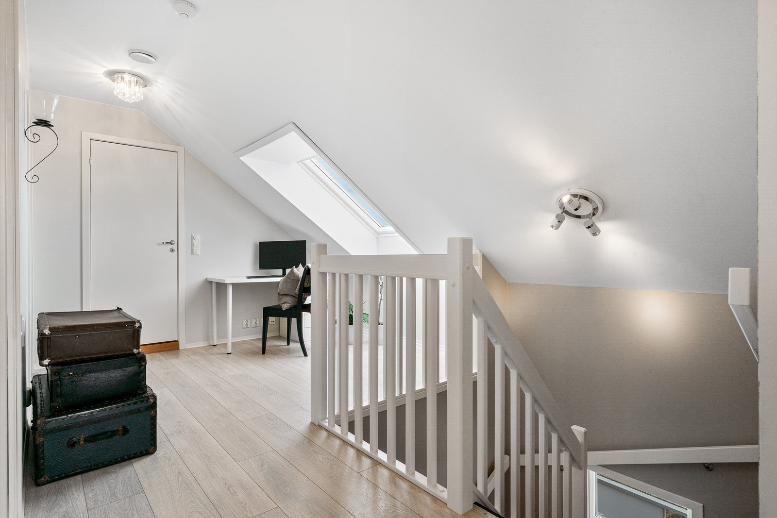 - Vi beveger oss opp i boligens andre etasje, som har et BRA-i som strekker seg utover 50m² - Galleribilde