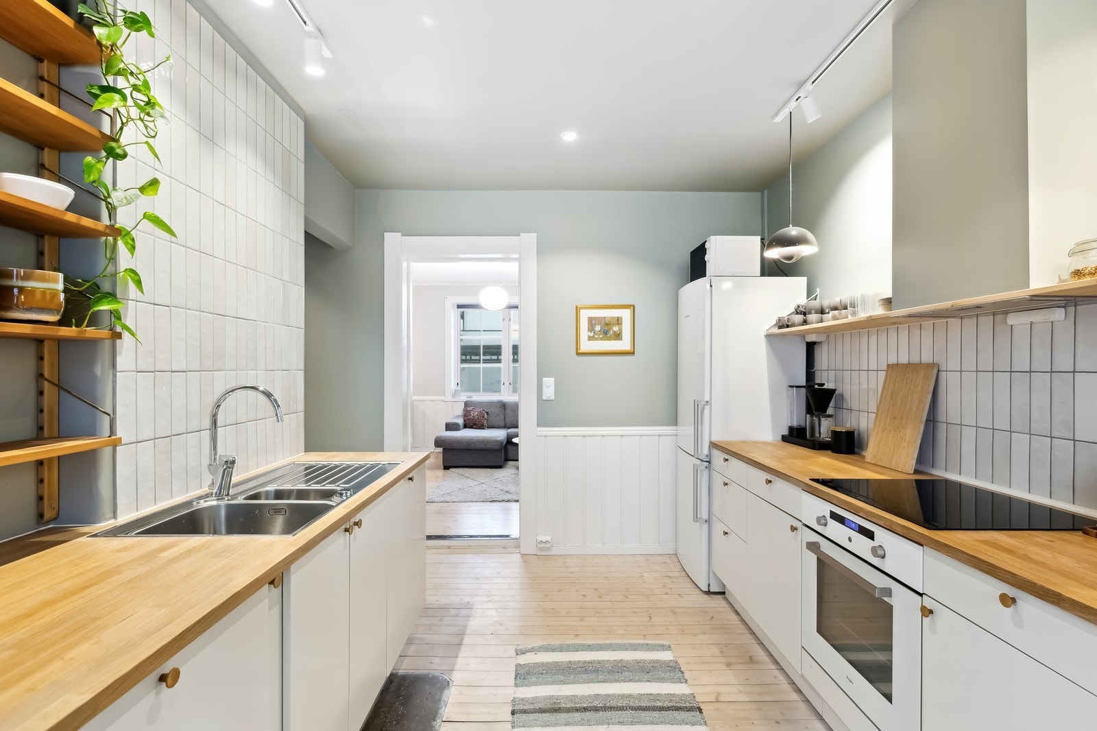 Stilrent kjøkken fra HTH med delvis integrerte hvitevarer. Godt med skap -og benkeplass. Galleribilde