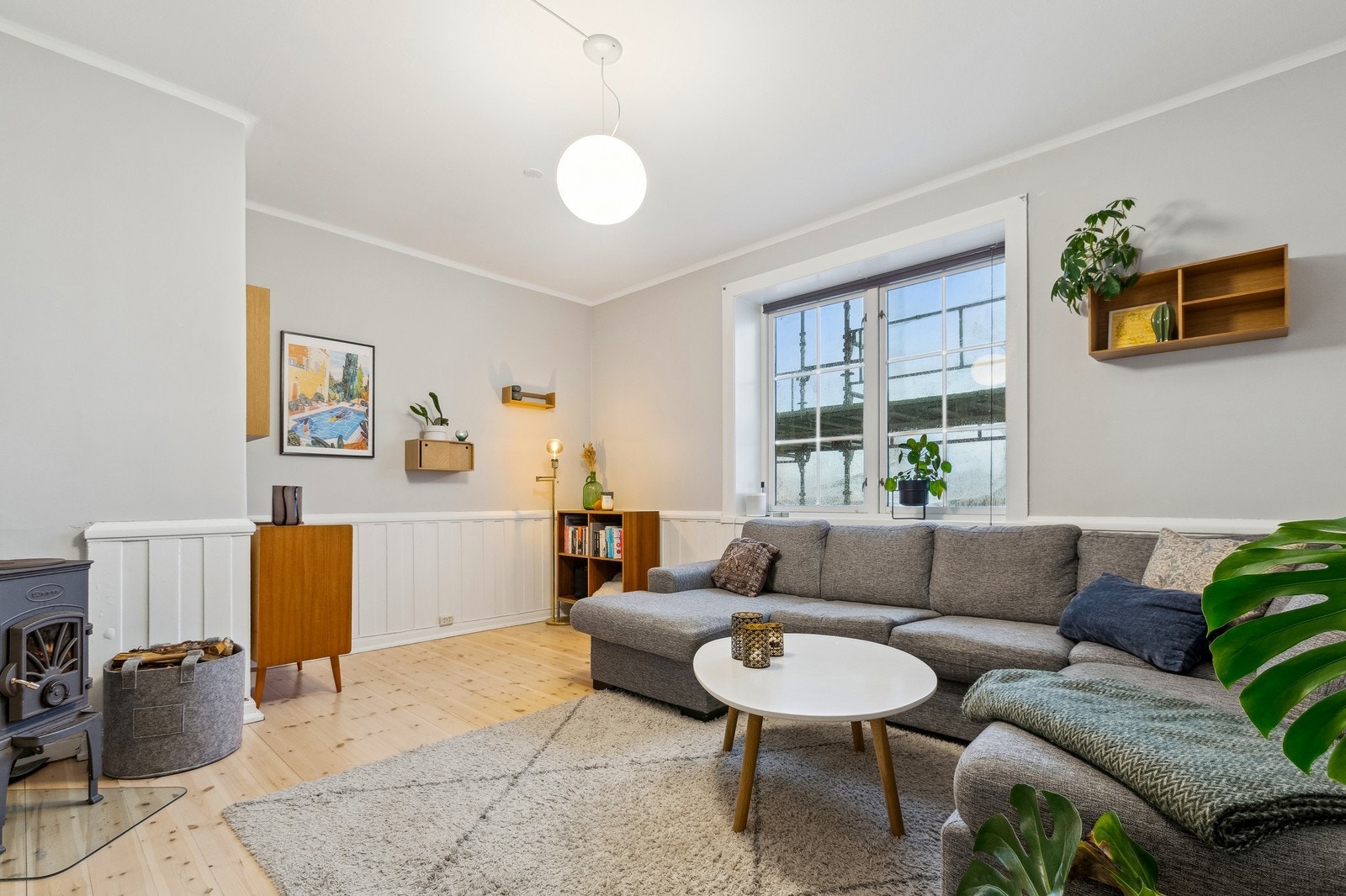 Lekker stue med dype vinduskarmer, vedfyring og sofagruppe. Galleribilde